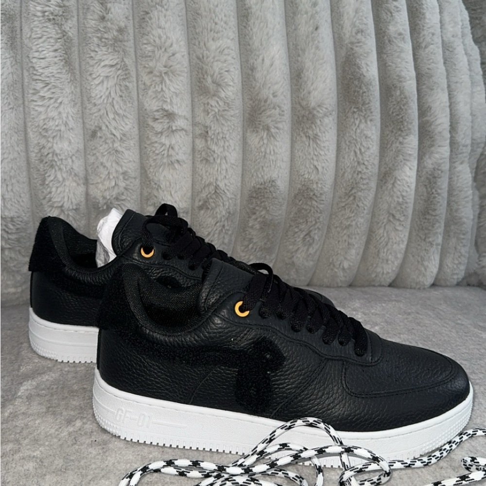 Brand new in box, John Geiger GF-01. Black and white. Men’s size 7. Paid $200+